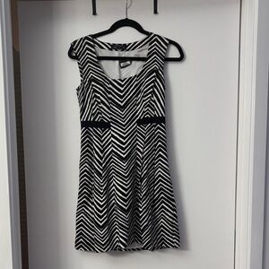 Club Monaco Size 4 Black and White Chevron Dress
